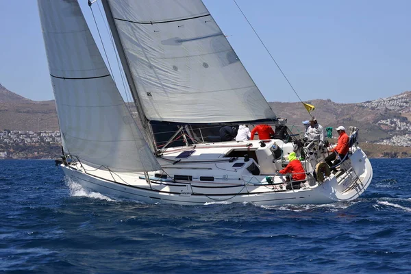 Bodrum, Hindi. 07 Mayıs 2022: Ege Denizi 'nin mavi sularında, ünlü tatil beldesi Bodrum' un kıyılarında yelkenliler rüzgarlı havada yelken açıyor.