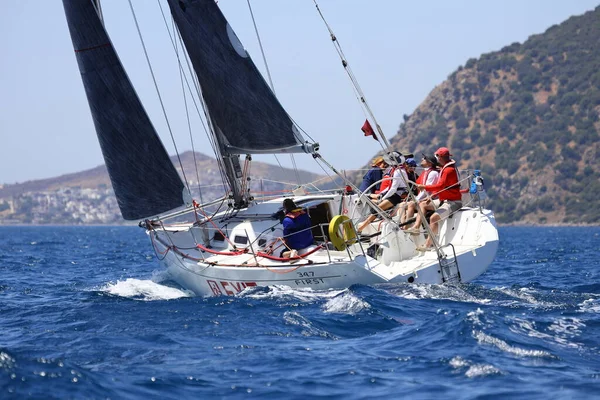 土耳其 Bodrum 2022年5月7日 帆船在爱琴海蓝色水域的大风天气中航行 位于著名度假胜地博德尔的海岸 — 图库照片
