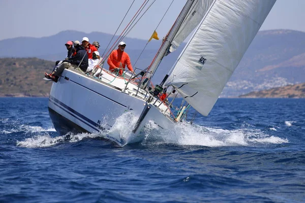 Bodrum, Hindi. 07 Mayıs 2022: Ege Denizi 'nin mavi sularında, ünlü tatil beldesi Bodrum' un kıyılarında yelkenliler rüzgarlı havada yelken açıyor.