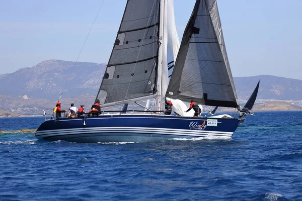 Bodrum, Hindi. 07 Mayıs 2022: Ege Denizi 'nin mavi sularında, ünlü tatil beldesi Bodrum' un kıyılarında yelkenliler rüzgarlı havada yelken açıyor.