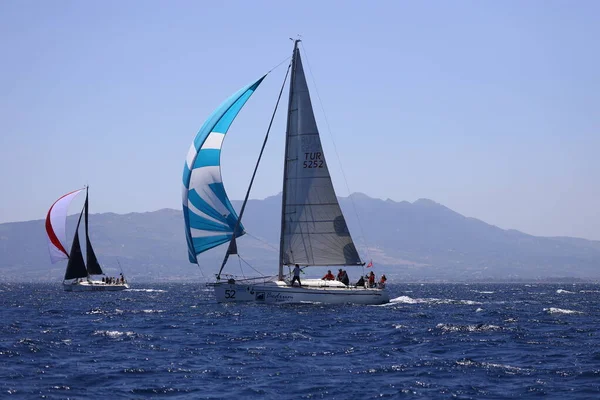 Bodrum, Hindi. 07 Mayıs 2022: Ege Denizi 'nin mavi sularında, ünlü tatil beldesi Bodrum' un kıyılarında yelkenliler rüzgarlı havada yelken açıyor.