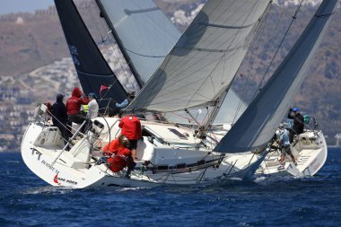 Bodrum, Hindi. 07 Mayıs 2022: Ege Denizi 'nin mavi sularında, ünlü tatil beldesi Bodrum' un kıyılarında yelkenliler rüzgarlı havada yelken açıyor.