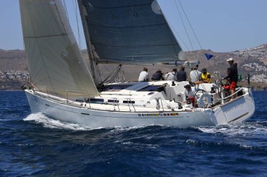 Bodrum, Hindi. 07 Mayıs 2022: Ege Denizi 'nin mavi sularında, ünlü tatil beldesi Bodrum' un kıyılarında yelkenliler rüzgarlı havada yelken açıyor.