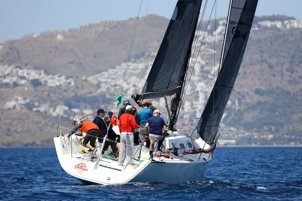 Bodrum, Hindi. 07 Mayıs 2022: Ege Denizi 'nin mavi sularında, ünlü tatil beldesi Bodrum' un kıyılarında yelkenliler rüzgarlı havada yelken açıyor.
