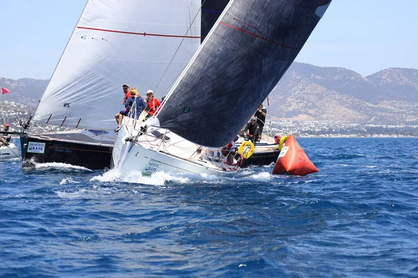 Bodrum, Hindi. 07 Mayıs 2022: Ege Denizi 'nin mavi sularında, ünlü tatil beldesi Bodrum' un kıyılarında yelkenliler rüzgarlı havada yelken açıyor.