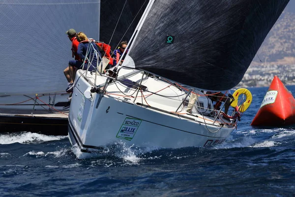 Bodrum, Hindi. 07 Mayıs 2022: Ege Denizi 'nin mavi sularında, ünlü tatil beldesi Bodrum' un kıyılarında yelkenliler rüzgarlı havada yelken açıyor.