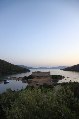 Tarihsel terk edilmiş ve deniz tarafından yok edilmiş taş ev.
