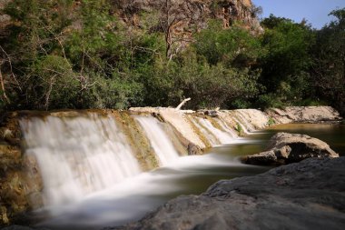 Ormanda küçük bir şelale. Bodrum, Türkiye.