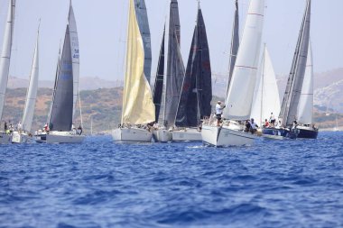 Bodrum, Hindi. 29 Mayıs 2022: Yelkenliler Ege Denizi 'nin mavi sularında, ünlü tatil beldesi Bodrum' un kıyılarında rüzgarlı havada yelken açıyorlar..