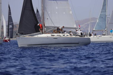 Bodrum, Hindi. 29 Mayıs 2022: Yelkenliler Ege Denizi 'nin mavi sularında, ünlü tatil beldesi Bodrum' un kıyılarında rüzgarlı havada yelken açıyorlar..