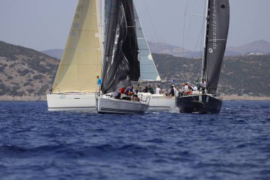 Bodrum, Hindi. 29 Mayıs 2022: Yelkenliler Ege Denizi 'nin mavi sularında, ünlü tatil beldesi Bodrum' un kıyılarında rüzgarlı havada yelken açıyorlar..