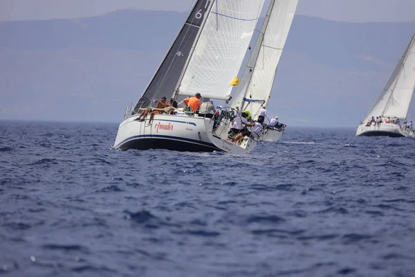 土耳其 Bodrum 2022年5月29日 帆船在爱琴海蓝色水域的大风天气中航行 位于著名度假胜地博德尔的海岸 — 图库照片