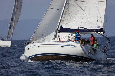 Bodrum, Hindi. 10 Nisan 2022: Yelkenliler Ege Denizi 'nin mavi sularında, ünlü tatil beldesi Bodrum' un kıyılarında rüzgarlı havada yelken açıyorlar..
