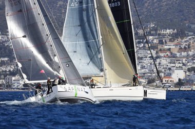 Bodrum, Hindi. 10 Nisan 2022: Yelkenliler Ege Denizi 'nin mavi sularında, ünlü tatil beldesi Bodrum' un kıyılarında rüzgarlı havada yelken açıyorlar..