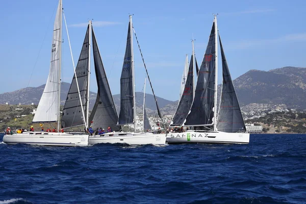 Bodrum, Hindi. 10 Nisan 2022: Yelkenliler Ege Denizi 'nin mavi sularında, ünlü tatil beldesi Bodrum' un kıyılarında rüzgarlı havada yelken açıyorlar..