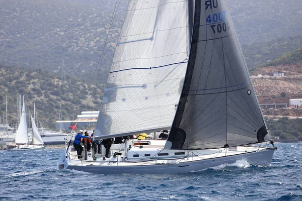 Bodrum, Hindi. 10 Nisan 2022: Yelkenliler Ege Denizi 'nin mavi sularında, ünlü tatil beldesi Bodrum' un kıyılarında rüzgarlı havada yelken açıyorlar..