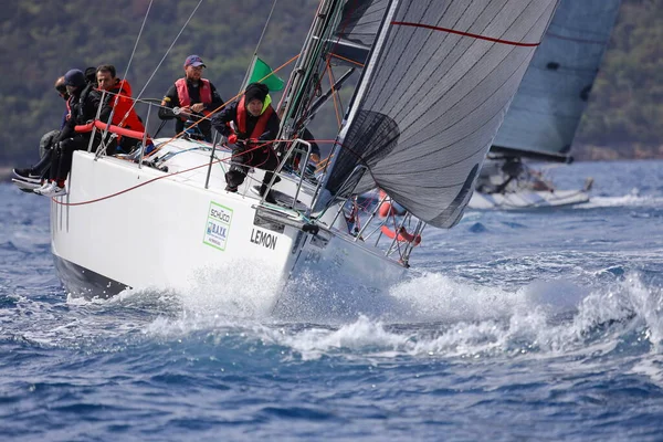 Bodrum, Hindi. 10 Nisan 2022: Yelkenliler Ege Denizi 'nin mavi sularında, ünlü tatil beldesi Bodrum' un kıyılarında rüzgarlı havada yelken açıyorlar..