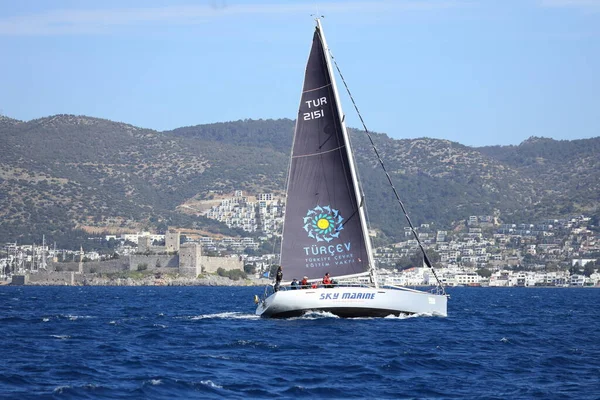 トルコのボドルム 2022年4月10日 エーゲ海の青い海の風の強い天候でセーリングボート 有名な休日の目的地の海岸ボドルム — ストック写真