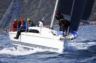 Bodrum, Hindi. 10 Nisan 2022: Yelkenliler Ege Denizi 'nin mavi sularında, ünlü tatil beldesi Bodrum' un kıyılarında rüzgarlı havada yelken açıyorlar..