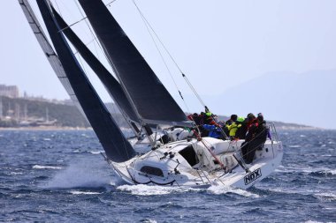 Bodrum, Hindi. 10 Nisan 2022: Yelkenliler Ege Denizi 'nin mavi sularında, ünlü tatil beldesi Bodrum' un kıyılarında rüzgarlı havada yelken açıyorlar..