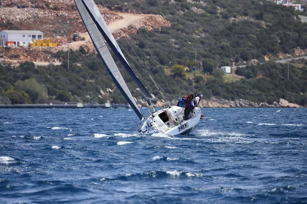 トルコのボドルム 2022年4月10日 エーゲ海の青い海の風の強い天候でセーリングボート 有名な休日の目的地の海岸ボドルム — ストック写真
