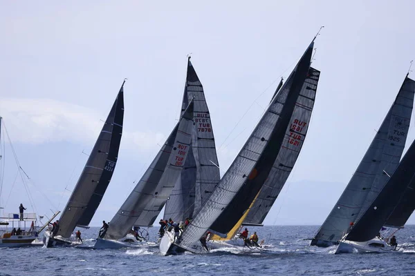 Bodrum, Hindi. 10 Nisan 2022: Yelkenliler Ege Denizi 'nin mavi sularında, ünlü tatil beldesi Bodrum' un kıyılarında rüzgarlı havada yelken açıyorlar..