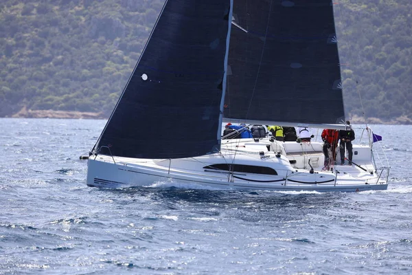 Bodrum, Hindi. 10 Nisan 2022: Yelkenliler Ege Denizi 'nin mavi sularında, ünlü tatil beldesi Bodrum' un kıyılarında rüzgarlı havada yelken açıyorlar..