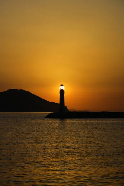 Gün Işığında Deniz Manzarası Deniz Feneri Sahilde Yelkenliler Deniz Kenti — Stok fotoğraf