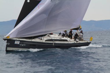 Bodrum, Hindi. 04 Mayıs 2019: Ege Denizi 'nin mavi sularında, ünlü tatil beldesi Bodrum' un kıyılarında yelkenliler rüzgarlı havada yelken açıyor.