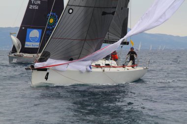 Bodrum, Hindi. 04 Mayıs 2019: Ege Denizi 'nin mavi sularında, ünlü tatil beldesi Bodrum' un kıyılarında yelkenliler rüzgarlı havada yelken açıyor.