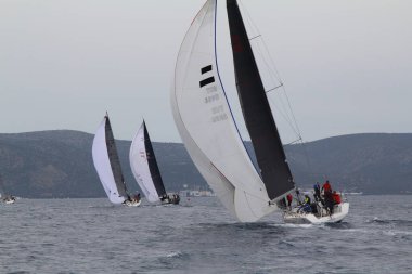 Bodrum, Hindi. 04 Mayıs 2019: Ege Denizi 'nin mavi sularında, ünlü tatil beldesi Bodrum' un kıyılarında yelkenliler rüzgarlı havada yelken açıyor.