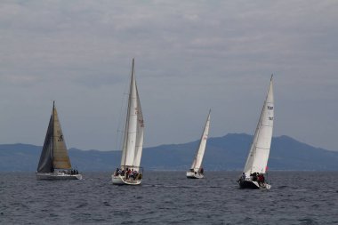 Bodrum, Hindi. 04 Mayıs 2019: Ege Denizi 'nin mavi sularında, ünlü tatil beldesi Bodrum' un kıyılarında yelkenliler rüzgarlı havada yelken açıyor.