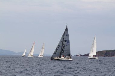 Bodrum, Hindi. 04 Mayıs 2019: Ege Denizi 'nin mavi sularında, ünlü tatil beldesi Bodrum' un kıyılarında yelkenliler rüzgarlı havada yelken açıyor.