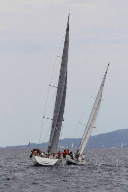 Bodrum, Hindi. 04 Mayıs 2019: Ege Denizi 'nin mavi sularında, ünlü tatil beldesi Bodrum' un kıyılarında yelkenliler rüzgarlı havada yelken açıyor.