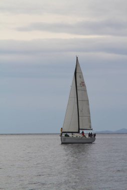 Bodrum, Hindi. 04 Mayıs 2019: Ege Denizi 'nin mavi sularında, ünlü tatil beldesi Bodrum' un kıyılarında yelkenliler rüzgarlı havada yelken açıyor.