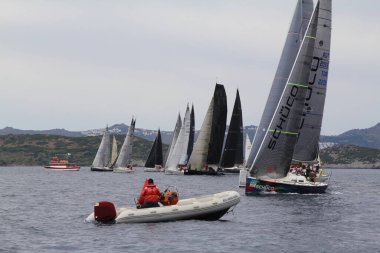Bodrum, Hindi. 04 Mayıs 2019: Ege Denizi 'nin mavi sularında, ünlü tatil beldesi Bodrum' un kıyılarında yelkenliler rüzgarlı havada yelken açıyor.