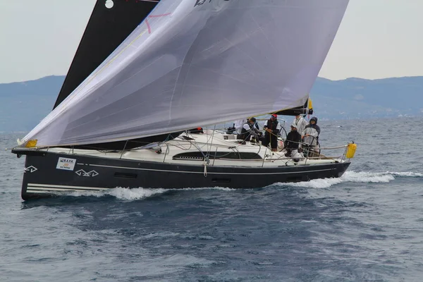 Bodrum, Hindi. 04 Mayıs 2019: Ege Denizi 'nin mavi sularında, ünlü tatil beldesi Bodrum' un kıyılarında yelkenliler rüzgarlı havada yelken açıyor.