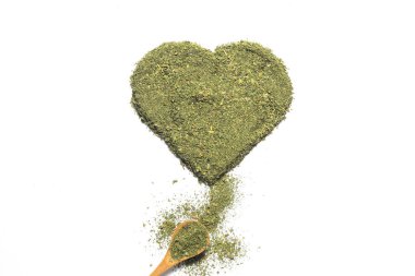 Kalp şeklindeki kuru nane beyaz arkaplanda izole edilir