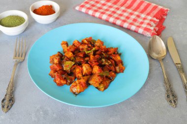 Domates soslu ızgara Türk patlıcan (soslu patlıcan veya saksuka). Lezzetli ve basit bir Türk yemeği ya da ana yemekler için aperatif.