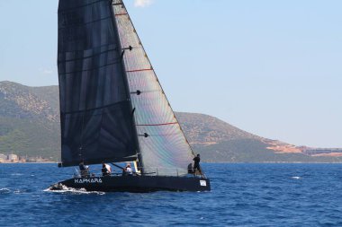 Bodrum, Hindi. 25 Mayıs 2019: Yelkenliler Ege Denizi 'nin mavi sularında, ünlü tatil beldesi Bodrum' un kıyılarında rüzgarlı havada yelken açıyorlar..