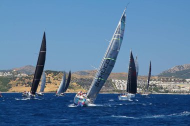 Bodrum, Hindi. 25 Mayıs 2019: Yelkenliler Ege Denizi 'nin mavi sularında, ünlü tatil beldesi Bodrum' un kıyılarında rüzgarlı havada yelken açıyorlar..