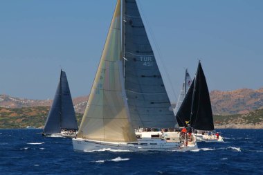 Bodrum, Hindi. 25 Mayıs 2019: Yelkenliler Ege Denizi 'nin mavi sularında, ünlü tatil beldesi Bodrum' un kıyılarında rüzgarlı havada yelken açıyorlar..