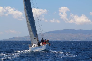 Bodrum, Hindi. 25 Mayıs 2019: Yelkenliler Ege Denizi 'nin mavi sularında, ünlü tatil beldesi Bodrum' un kıyılarında rüzgarlı havada yelken açıyorlar..