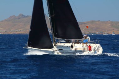 Bodrum, Hindi. 25 Mayıs 2019: Yelkenliler Ege Denizi 'nin mavi sularında, ünlü tatil beldesi Bodrum' un kıyılarında rüzgarlı havada yelken açıyorlar..