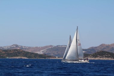Bodrum, Hindi. 25 Mayıs 2019: Yelkenliler Ege Denizi 'nin mavi sularında, ünlü tatil beldesi Bodrum' un kıyılarında rüzgarlı havada yelken açıyorlar..