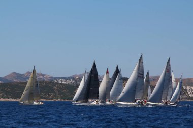 Bodrum, Hindi. 25 Mayıs 2019: Yelkenliler Ege Denizi 'nin mavi sularında, ünlü tatil beldesi Bodrum' un kıyılarında rüzgarlı havada yelken açıyorlar..