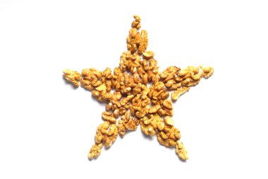 beyaz arkaplanda yıldız şeklinde ceviz.