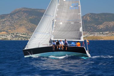 Bodrum, Hindi. 25 Mayıs 2019: Yelkenliler Ege Denizi 'nin mavi sularında, ünlü tatil beldesi Bodrum' un kıyılarında rüzgarlı havada yelken açıyorlar..