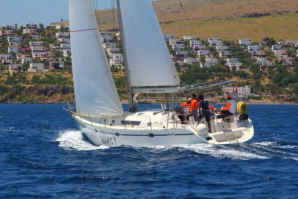 Bodrum Turcja Maja 2019 Żaglówki Pływają Wietrznej Pogodzie Błękitnych Wodach — Zdjęcie stockowe