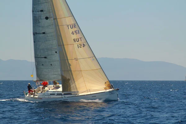 Bodrum Turcja Maja 2019 Żaglówki Pływają Wietrznej Pogodzie Błękitnych Wodach — Zdjęcie stockowe